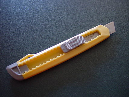 Lama del coltello, trimmer, acuto, acciaio, coltello, lama, metallo, strumento, ufficio, retrattile, avvicinamento, nessuno, giallo, girato in studio, in casa, giorno, tavolo, natura morta, singolo oggetto, vista dall'alto, assistenza sanitaria e medicina, due oggetti, plastica, igiene, fatto dall'uomo, Oggetto creato dall'uomo, tecnologia, grigio, sicurezza, protezione, cura del corpo, 2K, CC0, dominio pubblico, privo di copyright
