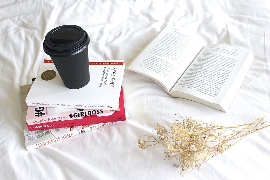 nero, tazza a prova di versamento, mucchio, quattro, libri, accanto, ha aperto, libro, bianca, letto, foglio, coperta, caffè, bevande, fiore, leggere, rilassare, casa, pubblicazione, in casa, vista dall'alto, natura morta, carta, Aperto, nessuno, formazione scolastica, testo, letteratura, tavolo, pagina, mobilia, pianta, Colore bianco, sceneggiatura occidentale, penna, penna stilografica, 2K