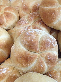 real, pan, pan, rollos kaiser, pan de verdad, pan, comida y bebida, comida, frescura, de cerca, nadie, fotograma completo, horneado, un pan, naturaleza muerta, adentro, vista de alto ángulo, antecedentes, listo para comer, marrón, bienestar, gran grupo de objetos, alimentación saludable, abundancia, grupo de objetos, comida dulce, comida francés, 2K, CC0, dominio público, libre de derechos