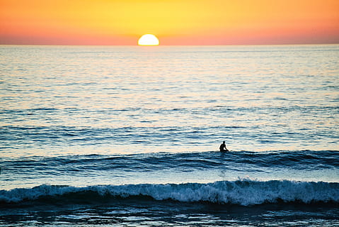 Person, die surft, Sonnenuntergang, Foto, Strandwellen, Silhouette, Person, Wellen, Ozean, Wasser, Surfer, wafe, Meer, Welle, Natur, Horizont über Wasser, Strand, Sonnenlicht, Sommer-, Himmel, draußen, Dämmerung, Sonne, Horizont, Urlaube, Schönheit in der Natur, Szenen - Natur, eine Person, Freizeitbeschäftigung, Land, Ruhe, Bewegung, echte Menschen, 5K, CC0, gemeinfrei, lizenzfrei