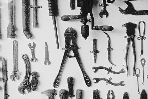 utensili, metallo, ingegneria, laboratorio, attrezzatura, nessuno, magnete, in casa, avvicinamento, giorno, grande gruppo di oggetti, variazione, scelta, natura morta, vista dall'alto, strumento di lavoro, strumento, strumento a mano, direttamente sopra, vite, abbondanza, collezione, tavolo, preparativi, chiave, 5K, CC0, dominio pubblico, privo di copyright