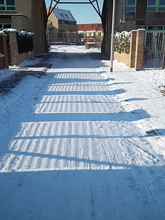 Winter, Schnee, Wanderwege, Schatten, die Architektur, gebaute Struktur, kalte Temperatur, Gebäudehülle, Gebäude, Tag, Natur, Sonnenlicht, keine Leute, weiße Farbe, Stadt, Abdeckung, Haus, Wohngegend, gefroren, draußen, 4K, CC0, gemeinfrei, lizenzfrei