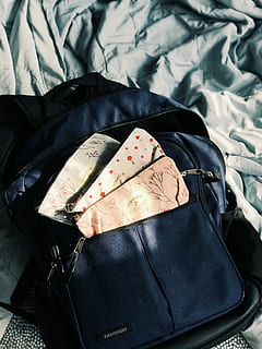 Tres, blanco, paquetes de plástico, negro, bolso de cuero, monederos, mochila, bolso, caso, hoja, luz del sol, adentro, ropa, una persona, de color negro, cama, chaqueta, vista de alto ángulo, de cerca, ropa casual, textil, naturaleza muerta, parte del cuerpo humano, Moda, gente real, estilos de vida, sección en medio, relajación, pantalones, extremidad humana, ropa de abrigo, pie humano, 4K, CC0, dominio público, libre de derechos