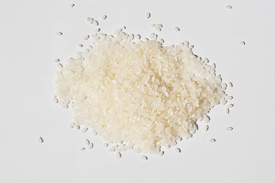 metre, disc, sense coure, arròs, un disc, arròs cru, esquitxades, tir de l'estudi, menjar i beguda, cap gent, tirar, moviment, menjar, alimentació saludable, benestar, a l'interior, frescor, primer pla, aliments crus, aigua, caient, naturalesa, directament a sobre, abundància, menjar italià, gran grup d'objectes, bol, pasta, vaixella, puresa, 1080P