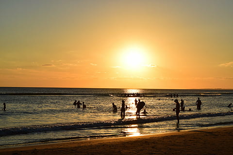 západ slunce, punta del este, tapeta na zeď, pláž, moře, lidé, venku, letní, silueta, slunečního světla, slunce, prázdnin, voda, nebe, přistát, horizont nad vodou, horizont, krása v přírodě, scenics - příroda, skupina lidí, skutečných lidí, Příroda, odraz, volnočasové aktivity, životního stylu, oranžová barva, 5K, CC0, veřejná doména, bez autorských práv
