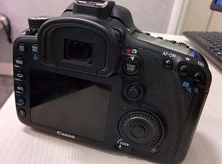 kamera, kamera digital, tubuh, kembali, tampilan, kanon, dslr, canon eos 7d, digital, canon eos, eos 7d, 7d, lensa, memotret, teknologi, kamera - peralatan fotografi, tema fotografi, peralatan fotografi, dalam ruangan, merapatkan, jumlah, tidak ada orang, lensa - alat optik, teks, modern, warna hitam, fokus pada latar depan, masih hidup, komunikasi, aksara barat, tampilan sudut tinggi, tekan tombol, kamera slr, peralatan listrik, 2K, CC0, domain publik, bebas royalti