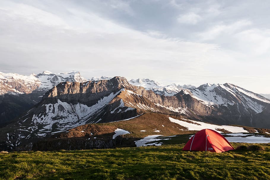 Červené, kopulovitý stan, zelená, travnaté hřiště, sníh, pelerína, hora, zimní, Studený, tráva, stan, dobrodružství, venkovní, lezení, turistika, kempování, nebe, krajina, Příroda, pohoří, scén, venku, krása v přírodě, scenics - příroda, studená teplota, mrak - nebe, životní prostředí, zasněžené hory, klidné scény, nikdo, den, horský vrchol, formace, 5K