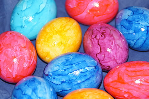 ous de Pasqua, primavera, conill de Pasqua, cistella, cistella de pasqua körbchen, ou, colorit, color, Pasqua, Feliç Pasqua, tradició, cristianisme, personalitzat, costums, consum de primavera, de colors, salutació de pasqua, multicolor, blau, menjar i beguda, gran grup d'objectes, primer pla, menjar, cap gent, tir de l'estudi, marc complet, a l'interior, grup d'objectes, Munt, abundància, natura morta, vista d’angle alt, variació, fons, menjar dolç, directament a sobre, 5K, CC0, domini públic, lliure de regalies
