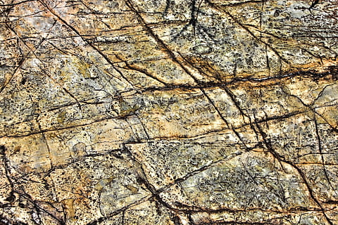 struttura, sfondo, pietra, modello, astratto, la zona, superficie, formato orizzontale, trama di sfondo, solco, intemperie, sfondi, fotogramma intero, strutturato, nessuno, giorno, natura, screpolato, ruvido, all'aperto, avvicinamento, caratteristica della parete, albero, architettura, luce del sole, asciutto, terra, pianta, solido, abbaiare, 4K, CC0, dominio pubblico, privo di copyright