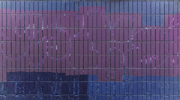 bakgrunn, tekstur, vegg, murstein, Urban, murstein tekstur, murvegg, grunge, malt, graffiti, stikkord, tagging, grungy, sprayet, spray maling, full ramme, ingen folk, mønster, nærbilde, dag, veggbyggingsfunksjon, lilla, strukturert, bygget struktur, rosa farge, utendørs, blå, arkitektur, gjentakelse, tekst, stripete, detalj, design, 4K, CC0, offentlig domene, opphavsrett gratis