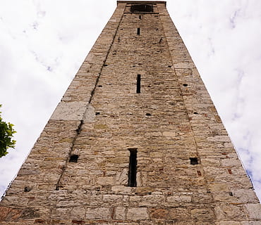 torre, pedra, edifici, paret, alt, vista, arquitectura, històricament, casa, castell, maçoneria, Itàlia, bardolino, fortalesa, pedra natural, paret de pedra, vell, garda, cel, vista d’angle baix, estructura construïda, exterior de l'edifici, núvol - cel, cap gent, alta - alta, naturalesa, història, dia, el passat, religió, lloc de culte, creença, espiritualitat, destinacions de viatge, civilització antiga, 4K, CC0, domini públic, lliure de regalies