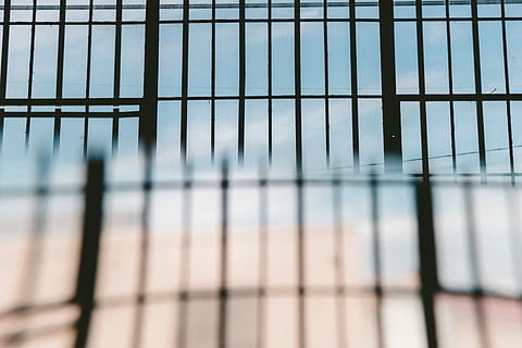griglie di metallo nero, Senza titolo, finestra, interno, architettura, riflessione, bicchiere, esplorando, los angele, la, fotografia, edificio abbandonato, grunge, sfocatura del vetro, sfocatura, Esplorare, nessuno, confine, recinto, barriera, fotogramma intero, sicurezza, protezione, metallo, avvicinamento, costruzione, modello, punizione, sfondi, giorno, natura, moderno, struttura costruita, all'aperto, edificio per uffici esterno, 5K, CC0, dominio pubblico, privo di copyright
