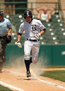 Baseball, Baseballspieler, Läufer, erste Grundlinie, Schiedsrichter, Aktion, Spieler, Spiel, Sport, Uniform, männlich, abspielen, sportlich, Mann, Athlet, Teig, Wettbewerb, Gras, Zeitvertreib, Helm, Staub, Aktionsfoto, amerikanisch, College Baseball, Base, Baseballfeld, Grundlinie, Feld, Fokus, Texas, in voller Länge, eine Person, echte Menschen, Fokus auf den Vordergrund, zufällige Menschen, Stehen, Vorderansicht, Baseball - Sport, Legere Kleidung, Kleidung, Lebensstile, Tag, Deckel, draußen, junger Erwachsener, suchen, Männer, Hand, 2K, CC0, gemeinfrei, lizenzfrei