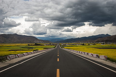 grigio, calcestruzzo, strada, campi di erba, nubi cumuliformi, cielo, giallo, nuvole, asfalto, Tibet, Cina, natura, paesaggio, autostrada, montagna, nuvola - cielo, viaggio, Paesaggi, scena rurale, estate, la strada davanti, direzione, mezzi di trasporto, segnaletica stradale, ambiente, cartello, simbolo, scenics - natura, marcatura, catena montuosa, prospettiva decrescente, bellezza nella natura, nessuno, scena tranquilla, all'aperto, linea di divisione, lungo, 1080P, CC0, dominio pubblico, privo di copyright