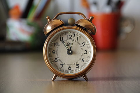 bessó, despertador de campana 11:02, rellotge, temps, vell, primerenc, veure, retro, minut, hores, campanes, alarma, antiguitat, dia, nombre, vintage, rodó, clàssic, decoració, casa, sonar, analògic, despertador, a l'interior, primer pla, taula, centrar-se en primer pla, cap gent, sol objecte, estil retro, natura morta, material de fusta, metall, Minuta, timbre, interior de casa, 4K, CC0, domini públic, lliure de regalies