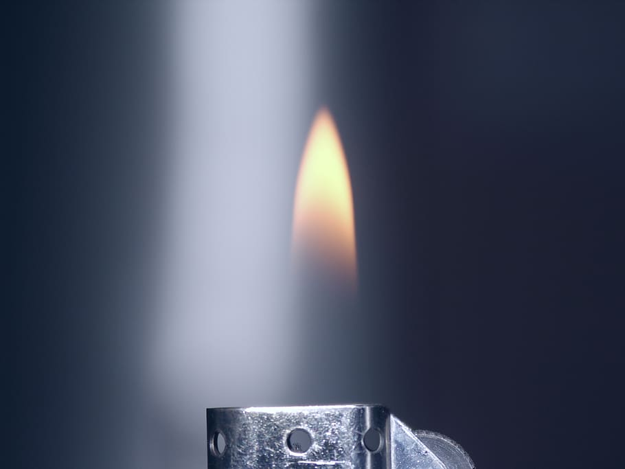 flama, més lleuger, foc, cremant, cap gent, foc - fenomen natural, calor - temperatura, sol objecte, a l'interior, tir de l'estudi, primer pla, naturalesa, còpia espai, brillant, misteri, gas Natural, centrar-se en primer pla, generació de combustible i energia, color negre, llum - fenomen natural, 2K