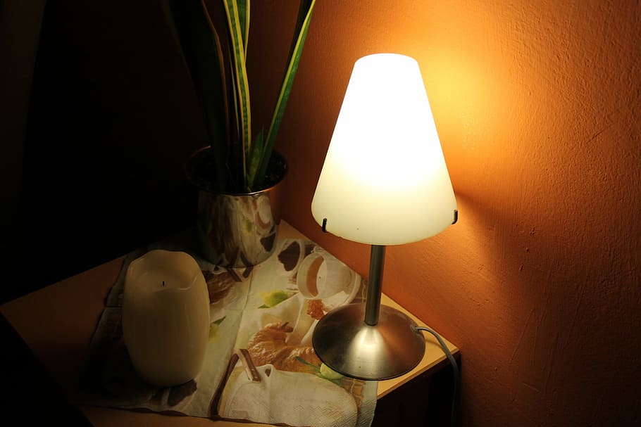 comodino, lampada, luce, illuminazione, ambiente, atmosfera, lampada elettrica, stanza domestica, in casa, moderno, attrezzatura per l'illuminazione, arredamento, eleganza, mobilia, interno di casa, illuminato, elettricità, tavolo, paralume, raggiante, caratteristica della parete, luce elettrica, nessuno, pianta, pianta fiorita, buio, fiore, natura, tavolino, 1080P