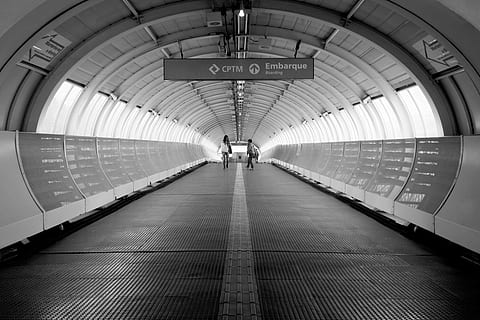 metro, estació, subterrani, direcció, el camí a seguir, a l'interior, arquitectura, transport, arc, sostre, persones incidentals, il·luminat, estació del metro, perspectiva decreixent, estructura construïda, viatjar, passarel·la en moviment, transport públic, modern, edifici de transport - tipus d’edifici, comoditat, tecnologia, sòls, passarel·la subterrània, 4K, CC0, domini públic, lliure de regalies