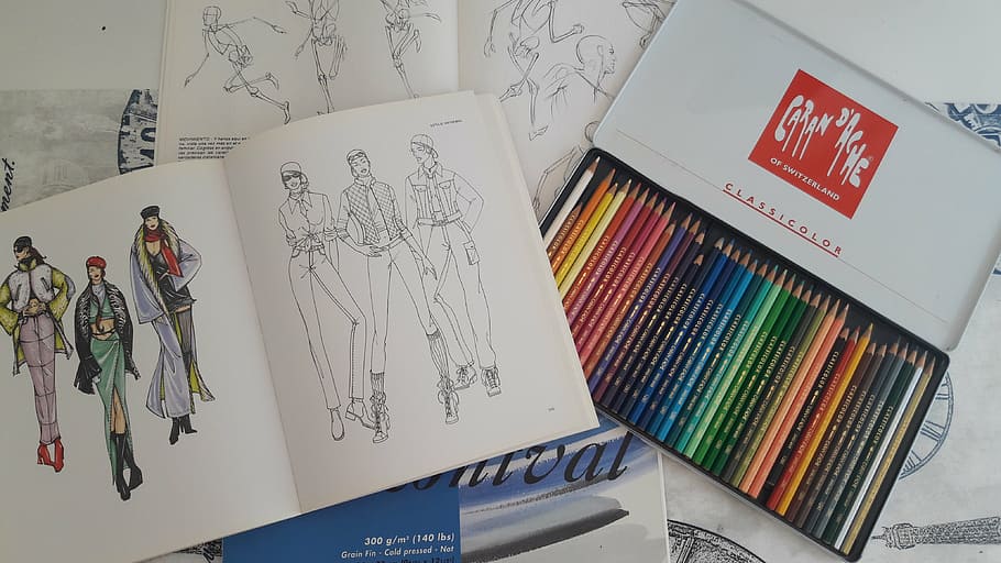 disegno, matite, del desktop, arte, colori, multicolore, carta, in casa, avvicinamento, nessuno, giorno, grafico, arte e artigianato, creatività, disegno - prodotto artistico, pubblicazione, libro, rappresentazione umana, tavolo, mestiere, rappresentazione, testo, schizzo, comunicazione, natura morta, vista dall'alto, somiglianza femminile, motivo floreale, 4K