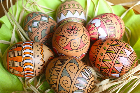 Șapte, maro, multicolor, tribal, decor de ouă, Paști, ouă, oua de Paste, textură, ornament, colorate ouă de Paști, culturi, decor, multi colorate, bogat ornamentat, ou de Paște, primăvară, a picta, simbol, celebrare, fundaluri, vacanţă, ou animal, lemn - material, artă și sculptură, ou, ambarcațiune, alimente, a închide, model, creativitate, mancare si bautura, nici o persoana, alegere, variație, natură moartă, grup de obiecte, 4K, CC0, domeniu public, fără drepturi de autor