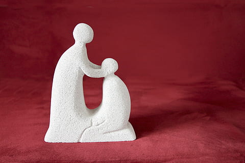 in piedi, umano, in ginocchio, figurina, rosso, tessile, benedizione, benedire, consolazione, cristianesimo, fede, Chiesa, Gesù, Cristo, religione, statua, figura, religioso, comfort, mettere le mani, rafforzare, preghiera, meditare, spiritualità, spirituale, meditazione, santo, rito, fortuna, incoraggiamento, protezione, inizio della mano, segno della croce, unzione, gioia, Colore bianco, in casa, asciugamano, nessuno, emozione, celebrazione, girato in studio, copia spazio, avvicinamento, Natale, igiene, vacanza, amore, emozione positiva, sfondo colorato, decorazione, guanto, pulito, 5K, CC0, dominio pubblico, privo di copyright