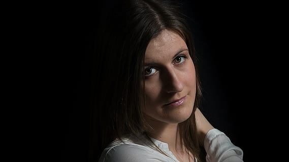 veidas, sutelkti dėmesį, modelis, šūvis į galvą, tik moterys, tik viena moteris, vienas asmuo, suaugusiųjų, tamsus, tik suaugusiems, atsitiktinis apranga, juodas fonas, moterys, portretas, studija, patalpose, kopijavimo vietos, kūno dalis, jaunuolis, žmogaus kūno dalis, plaukai, žiūri į fotoaparatą, emocijos, ilgi plaukai, rudi plaukai, žmogaus veidą, šukuosena, kontempliacija, graži moteris, netikrumas, depresija - liūdesys, 5K, CC0, Viešasis domenas, nemokamai