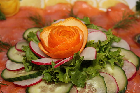 laks, salat, kold, buffet, kold buffet, mad og drikke, mad, friskhed, tæt på, indendørs, sund kost, klar til at spise, grøntsag, ingen mennesker, velvære, stilleben, selektiv fokusering, frugt, plade, skive, portionsstørrelse, orange farve, fokus på forgrunden, overbærenhed, fristelse, pynt, 5K, CC0, offentligt domæne, royaltyfrie