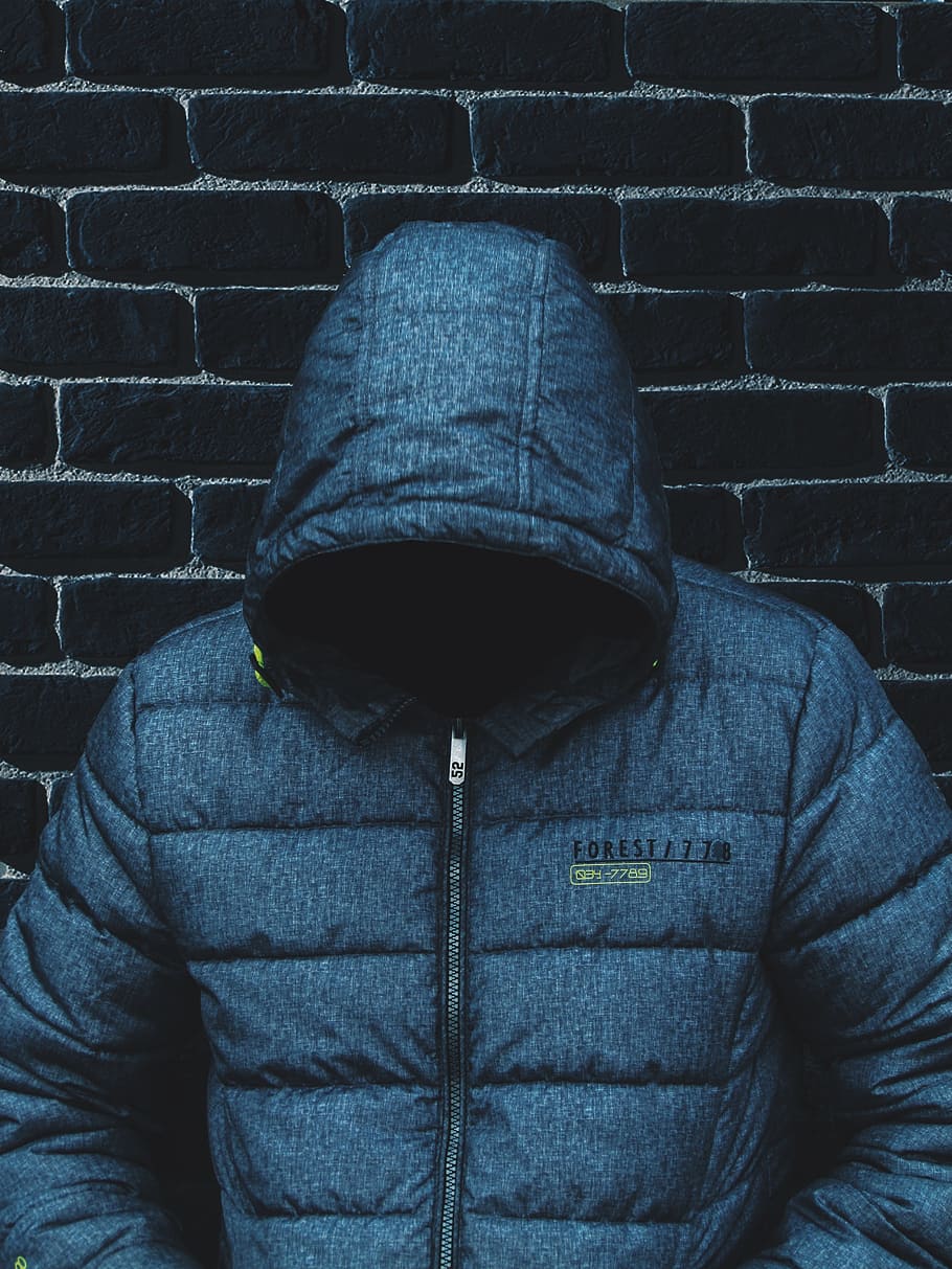 persona, capo, indossare, blu, giacca con zip, pendente, parete, uomo, nero, calcestruzzo, mattone, senza volto, cappuccio, cappotto, giacca, muro di mattoni, grigio, persone, una persona, uomini, cappuccio - abbigliamento, camicia con cappuccio, maschi, solo un uomo, adulto, persone reali, capi di abbigliamento, stili di vita, attività di svago, caratteristica della parete, vista frontale, inverno, dalla vita in su, persona irriconoscibile, architettura, volto oscurato, vestiti caldi, muro di pietra, 4K
