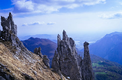 paesaggio, montagne, natura, cielo, nuvole, ambiente, alto, idilliaco, all'aperto, pinnacolo, rocce, montagna rocciosa, scenario, panoramico, pietre, tranquillo, valle, vista, natura selvaggia, bellezza nella natura, montagna, nuvola - cielo, la tranquillità, scena tranquilla, scenics - natura, catena montuosa, scena non urbana, roccia, giorno, nessuno, a distanza, roccia - oggetto, formazione rocciosa, solido, formazione, picco di montagna, eroso, 4K, CC0, dominio pubblico, privo di copyright
