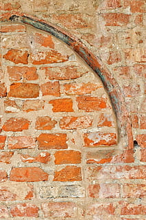 paret, maons, edifici, guix, textura, pintura, antic, paret de maó, maó, arquitectura, estructura construïda, funció de construcció de parets, cap gent, marc complet, dia, fons, exterior de l'edifici, vell, resistent, patró, color taronja, vermell, marró, a l'aire lliure, vista d’angle baix, 4K, CC0, domini públic, lliure de regalies