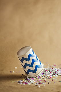 hvid, blå, engangs, kop, overfladisk, fokus fotografering, chevron, konfetti, spilde, mønster, bokeh, sløring, efterår, VSCO, fest, 50, 50mm, canon 1300d, kanon, Lightroom, linje, faldende, tyngdekraft, minimal, håndværk, indendørs, stilleben, tæt på, kopiere plads, ingen mennesker, mad og drikke, sødt mad, beholder, selektiv fokusering, enkelt objekt, studio skud, overbærenhed, form, papir, drysser, mad, bord, 5K, CC0, offentligt domæne, royaltyfrie