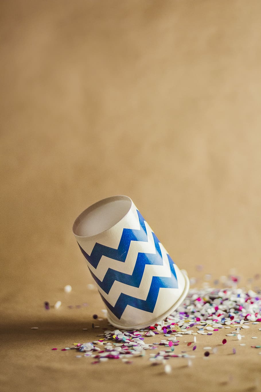blanc, blau, d'un sol ús, tassa, poc profund, focalitzar la fotografia, chevron, confeti, vessament, patró, bokeh, borrós, caure, vsco, celebració, 50, 50 mm, canon 1300d, cànon, lightroom, línia, caient, gravetat, mínim, artesania, a l'interior, natura morta, primer pla, còpia espai, cap gent, menjar i beguda, menjar dolç, contenidor, enfocament selectiu, sol objecte, tir de l'estudi, indulgència, forma, paper, ruix, menjar, taula, 5K
