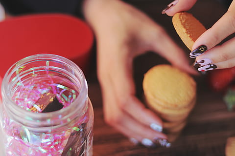 persona, celebració, al forn, cookies, clar, contenidor de galetes de vidre, contenidor, mà humana, dones, femelles, gent, postres, primer pla, menjar dolç, menjar, part del cos humà, jar, diversió, una persona, mà, adult, part del cos, a l'interior, menjar i beguda, dit, dit humà, taula, esmalt per a les ungles, ungles, extremitat humana, temptació, 1080P, CC0, domini públic, lliure de regalies