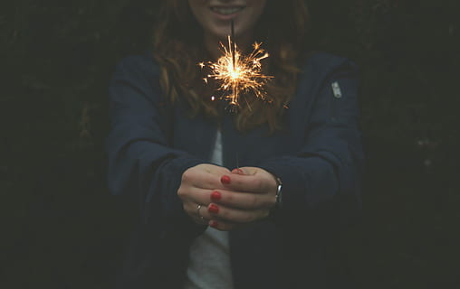 Bild, enthält, Frau holing, zündete, Wunderkerze, Frau, Feuer - natürliches Phänomen, Feuerwerk - künstliches Objekt, Feier, Flamme, menschliche Hand, Menschen, Verbrennung, Männer, halten, Weihnachten, Feuerwerk, eine Person, Vorderansicht, glühend, echte Menschen, Freizeitbeschäftigung, Lebensstile, Bewegung, beleuchtet, Funken, Bewegungsunschärfe, Stehen, Veranstaltung, Mittelteil, Langzeitbelichtung, Hand, 5K, CC0, gemeinfrei, lizenzfrei