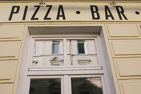 signe de la barra de pizza, pizza, barra, signe, un altre, exterior de l'edifici, façana, arquitectura, estructura construïda, text, cap gent, finestra, vista d’angle baix, guió occidental, comunicació, edifici, lletra majúscula, dia, a l'aire lliure, entrada, ciutat, material de fusta, porta, paret, primer pla, 4K, CC0, domini públic, lliure de regalies