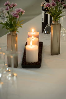 Kerzen, Abendessen, Tabelle, Essen, Rahmen, Kerzenlicht, Romantik, Restaurant, Esstisch, Wein, elegant, Glas, Geschirr, Tischgesellschaft, Kerze, Blume, Vase, Flamme, drinnen, Verbrennung, Feuer, Pflanze, Feuer - natürliches Phänomen, Natur, keine Leute, Dekoration, blühende Pflanze, beleuchtet, Nahansicht, glühend, Kernstück, Frische, Schönheit in der Natur, Luxus, Teelicht, Blumenschmuck, Blütenkopf, Blumenstrauß, 1080P, CC0, gemeinfrei, lizenzfrei