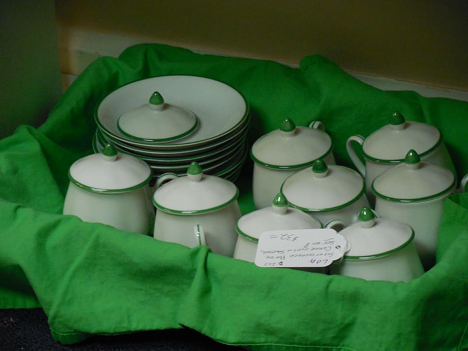 plats, vaixella, plat, placa, taula, menjar, utensili, conjunt, netejar, servei, buit, equipament, pis, estris de cuina, disseny, configuració, ceràmica, sopar, dinar, cuina, servir, tassa, bol, tassa de cafè, tassa de te, vintage, verd, blanc, tradicional, fusta, Xina, vell, rústic, color verd, a l'interior, cap gent, vista d’angle alt, contenidor, equipament per a la llar, estri de cuina, comunicació, menjar i beguda, natura morta, roba, grup d'objectes, habitació domèstica, higiene, text, safata, 4K