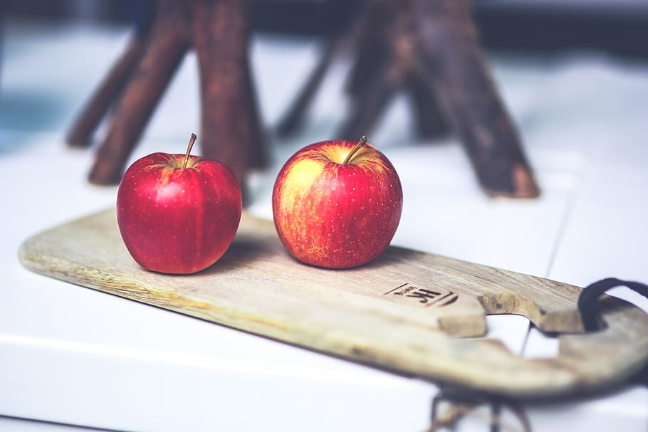 Due, rosso, mele, Marrone, tavola, Mela, frutta, taglio, salutare, dieta, legna, cibo e bevande, mangiare sano, cibo, mela - frutto, benessere, freschezza, tavolo, avvicinamento, in casa, legno - materiale, concentrarsi sulle conoscenze acquisite, nessuno, giorno, formazione scolastica, messa a fuoco selettiva, scrivania, uno stile di vita sano, spuntino, 5K