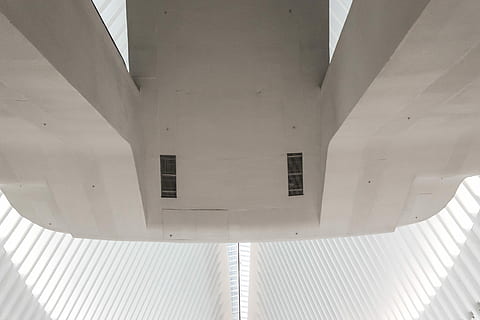sense títol, arquitectura, patró, simètric, blanc, concret, estructura construïda, cap gent, vista d’angle baix, modern, Color blanc, llum solar, escàs, a l'interior, sostre, negocis, dia, naturalesa, edifici, finestra, futurista, transport, columna arquitectònica, lluminós, 5K, CC0, domini públic, lliure de regalies