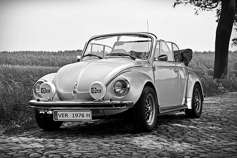 vecchi tempi, vw, vw beetle, convertibile, classico, volkswagen, vecchio, volkswagen vw, mezzi di trasporto, modo di trasporto, auto, veicolo a motore, in stile retrò, veicolo terrestre, giorno, macchina vintage, viaggio, stazionario, nostalgia, terra, Vintage ▾, natura, all'aperto, persone, adulto, pneumatico, ruota, viaggio su strada, 5K, CC0, dominio pubblico, privo di copyright