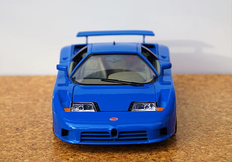 Modellauto, Bugatti, Auto, Modell-, Oldtimer, Spielzeuge, Sportwagen, alt, Blau, Motorsport, Fahrzeug, klassisch, Automobil, Transport, Vorderansicht, Abenteuer, Fahren, Kraftfahrzeug, Transportmittel, Landfahrzeug, Land, Retro-Stil, keine Leute, Fokus auf den Vordergrund, Spielzeugauto, draußen, Natur, Spielzeug, Reise, stationär, Nahansicht, Tag, 4K