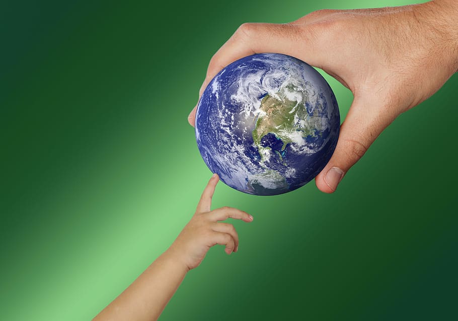 home, nen petit, celebració, terra, món, globus, mantenir, donar, aixeta, tirar, pilota, oferta de presentació, protecció ambiental, medi ambient, verd, bio, ecologia, protegir, barrets, responsabilitat, globalització, planeta, global, internacional, a tot el món, continents, país, estat, estats d'Amèrica, vista del món, cloudformation, símbol, política, simbòlic, mà de l'home, mà del nen, nen, mapa, núvols, blau, EUA, Amèrica, mà humana, mà, conservació del medi ambient, part del cos humà, planeta terra, globus: objecte creat per l'home, planeta - espai, qüestions ambientals, negocis, esfera, espai, mapa del Món, seguretat, protecció, naturalesa, fons de colors, color verd, cura, Pol · lució, fons verd, comunicacions globals, ecologista, recursos sostenibles, extremitat humana, 2K