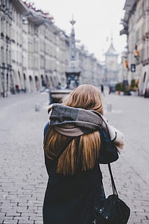 Frau, eingewickelt, Schal, Stehen, gemauerter Boden, gegenüber, leeren, Gasse, tagsüber, gemauert, Boden, Menschen, städtische Szene, Straße, Europa, draußen, Tourist, Stadt, Italien, kaukasischer Abstammung, Stadt leben, Frauen, Reise, eine Person, Gehen, Rückansicht, blondes Haar, nur eine frau, die Architektur, Gebäudehülle, gebaute Struktur, echte Menschen, Fokus auf den Vordergrund, Erwachsene, Lebensstile, Haar, Tag, Frisur, zufällige Menschen, Freizeitbeschäftigung, Kleidung, Stadtstraße, warme Kleidung, menschliches Haar, 5K, CC0, gemeinfrei, lizenzfrei
