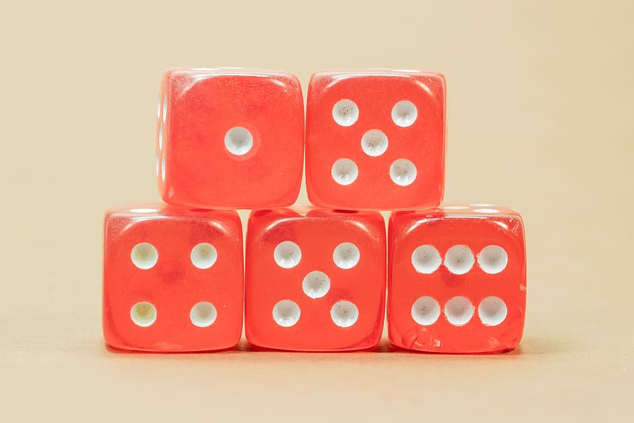 cinc, taronja, daus, blanc, superfície, Gamecube, velocitat instantània, cub, pagar, jugar, pòquer, jugar al pòquer, joc, joguines, daus afortunats, vermell, sort, aleatòria, número de la sort, gesellschaftsspiel, adicció, prevenció, benefici, distribució, joc de pòquer, casino, taula de cubs, oportunitat, jocs d’oci, grup d'objectes, tir de l'estudi, cultura i entreteniment artístic, tacat, a l'interior, pila, activitat d'oci, cap gent, relaxació, tallar, fons de colors, risc, grup, forma de cub, 4K