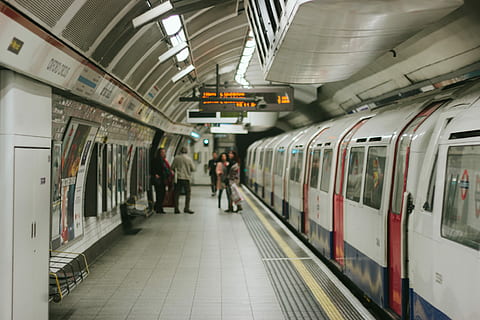 persone, in piedi, accanto, metropolitana, stazione ferroviaria, bianca, treno, stazione, piattaforma, tubo, trasporto pubblico, mezzi di trasporto, trasporto ferroviario, modo di trasporto, treno - veicolo, viaggio, in casa, persone accessorie, treno passeggeri, persone reali, stazione della metropolitana, stili di vita, pendolare, architettura, gruppo di persone, soffitto, 4K, CC0, dominio pubblico, privo di copyright
