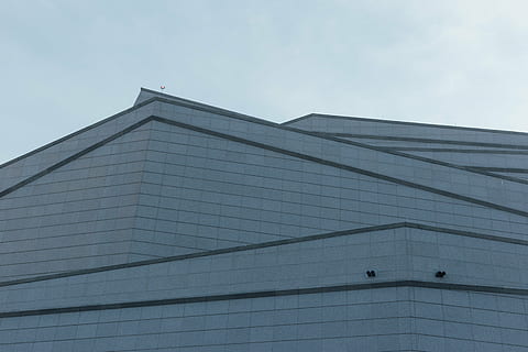 arquitectura, modern, edifici modern, exterior de l'edifici, estructura construïda, blau, cel, vista d’angle baix, edifici, cap gent, dia, naturalesa, ciutat, a l'aire lliure, patró, forma, forma de triangle, núvol - cel, gris, exterior d’edifici d’oficines, llum solar, 5K, CC0, domini públic, lliure de regalies