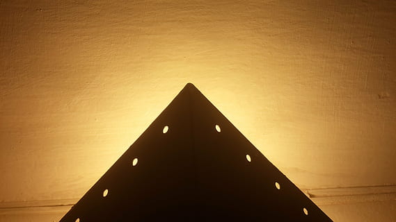 lampada, luce, interno, design, camera, arredamento, vivente, lusso, casa, forma triangolare, nessuno, in casa, forma, architettura, forma geometrica, copia spazio, colore arancione, tramonto, cultura artistica e intrattenimento, caratteristica della parete, struttura costruita, avvicinamento, colore nero, natura, giallo, silhouette, forma piramidale, arte e artigianato, 4K, CC0, dominio pubblico, privo di copyright