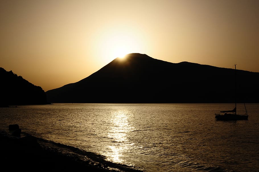 posta de sol, lipari, Sicília, silueta, mar, muntanya, cap gent, aigua, cel, escenics - natura, bellesa a la natura, vaixell nàutic, escena tranquil·la, naturalesa, tranquil·litat, sol, transport, reflexió, llum solar, manera de transport, idíl·lic, a l'aire lliure, veler, 4K