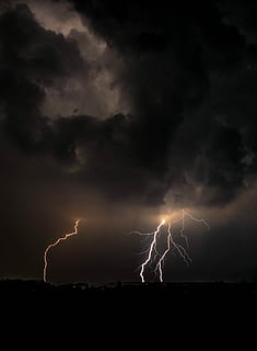 fotografia time lapse, fulmine, tempesta, nuvola temporalesca, temporale, tuono, nuvoloso, giorno nuvoloso, nuvole, umore, lunatico, cielo drammatico, drammatico, nuvola - cielo, potere in natura, cielo, energia, notte, bellezza nella natura, fulmine biforcuto, segnale di pericolo, cartello, natura, comunicazione, illuminato, ambiente, nessuno, elettricità, all'aperto, luce, buio, infausto, tempo estremo, 2K, CC0, dominio pubblico, privo di copyright