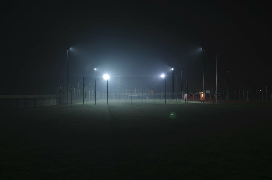 llums, convertit, verd, camp, envoltat, tanca, nit, fosc, herba, camp d'Esports, il·luminat, cap gent, a l'aire lliure, camp de futbol, ghetto, esport, equips d’il·luminació, estadi, esport d’equip, projector, futbol, absència, boira, naturalesa, planta, buit, camp de joc, 4K
